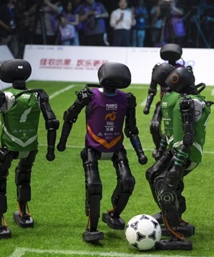 Çin'de yapay zeka destekli insansı robotlar beşerli takımlar halinde futbol maçı yaptı