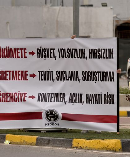 KTOEÖS, Başbakanlık ışıklarında eylem yaptı