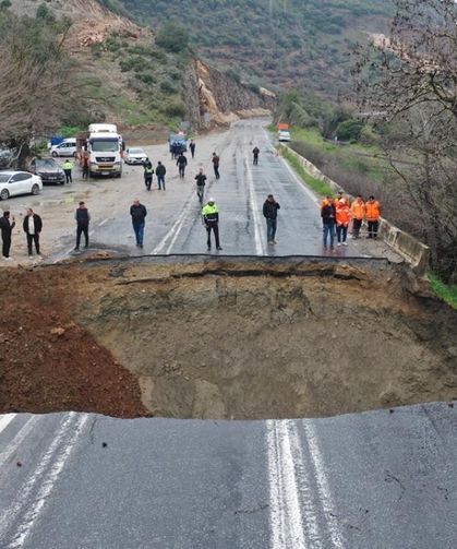 İzmir'de şiddetli yağış nedeniyle Selçuk-Aydın kara yolu çöktü