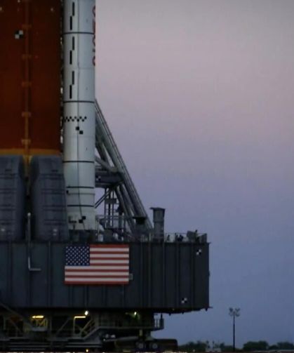 NASA, Artemis II roketini tamir için fırlatma rapmasından hangara çekiyor