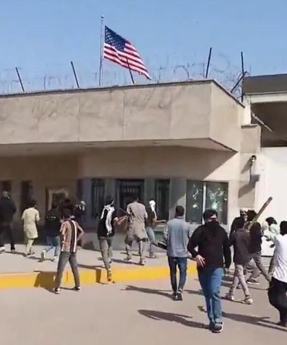 Pakistan'da bir grup gösterici, ABD'nin Karaçi Konsolosluğu'na girmeye çalıştı