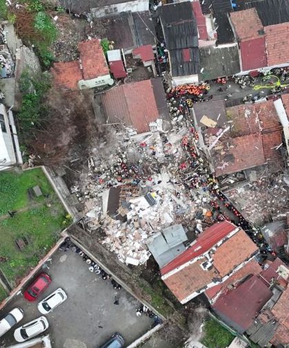 Fatih'te doğal gaz patlaması sonucu 2 bina çöktü
