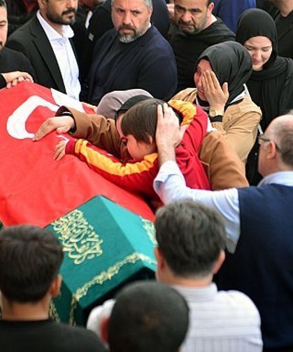 Kahramanmaraş'taki okul saldırısında yaşamını yitiren öğretmen ve öğrenciler gözyaşlarıyla uğurlandı