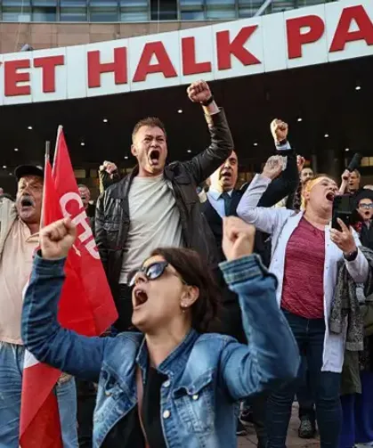 Partililer, CHP Genel Merkezi önünde toplandı