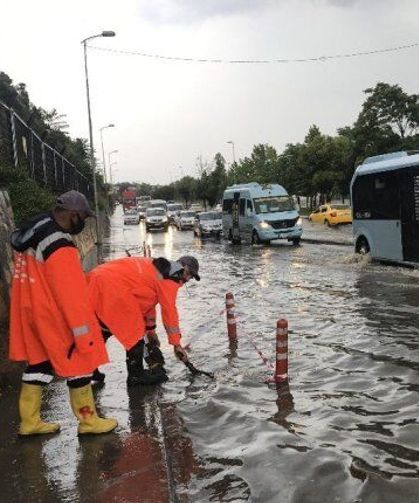 İstanbul'da sağanak nedeniyle Üsküdar Sahaflar Çarşısı'nı ve Harem Sahil Yolu'nu su bastı