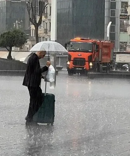 İstanbul'un bazı bölgelerinde gök gürültülü sağanak hayatı olumsuz etkiledi