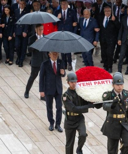 Yeni Parti Genel Başkanı Özel başkanlığındaki heyet, Anıtkabir'i ziyaret etti