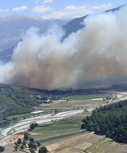 Muğla'da başlayan orman yangını Antalya'ya sıçradı