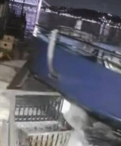 Üsküdar'da yolcu vapuru tarihi yalıya çarptı