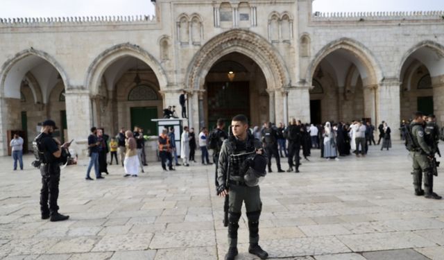 İsrail polisi, Filistinli gençlerin namaz için Mescid-i Aksa'ya girişini engelledi