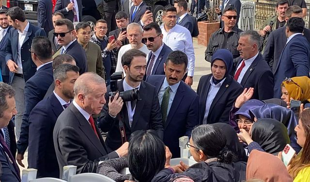 Cuma namazını Mecek Camisi'nde kılan Erdoğan'a Tatar da eşlik etti