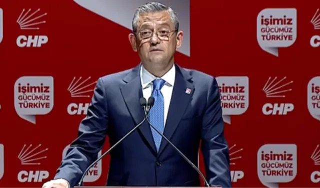 CHP lideri Özgür Özel sonuçları değerlendirirken gözyaşlarını tutamadı
