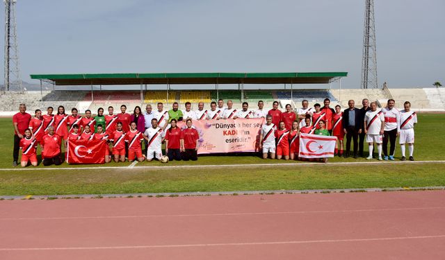 Kadınların da yer aldığı Meclis Futbol Takımı Milli Takım’la gösteri maçı yaptı
