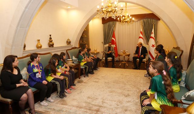 Cumhurbaşkanı Tatar Necati Taşkın İlkokulu hentbol takımını kabul etti