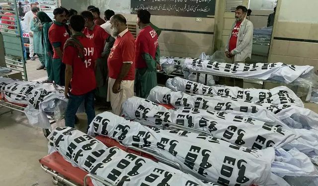 Pakistan'da meydana gelen otobüs kazasında 17 kişi öldü