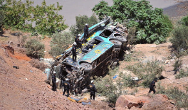 Peru'da uçuruma yuvarlanan yolcu otobüsündeki 21 kişi öldü
