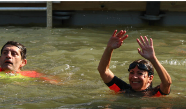 Paris Belediye Başkanı, olimpiyatların yapılacağı kirliliğiyle gündemdeki Sen Nehri'nde yüzdü