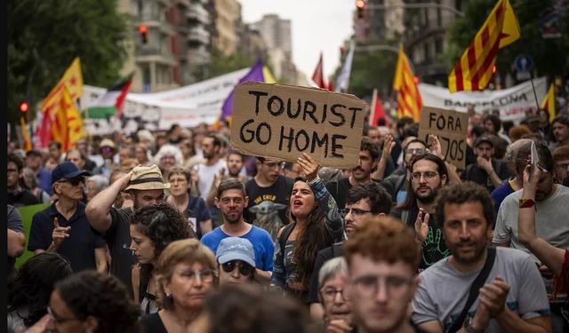İspanya'nın Mayorka Adası'nda aşırı turizm karşıtları sokaklara döküldü