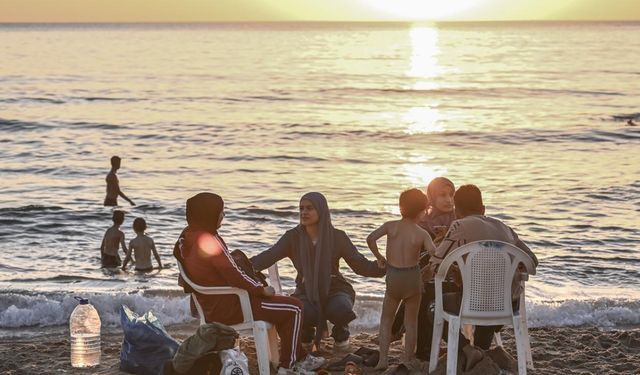 Lübnan'ı deniz yoluyla terk etmeye çalışırken boğulma tehlikesi yaşayan 99 kişi kurtarıldı