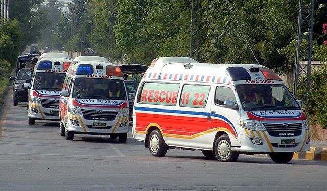 Pakistan'da otobüsün nehre düşmesi sonucu meydana gelen kazada 26 kişinin öldüğü değerlendiriliyor