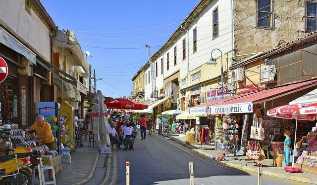 Kıbrıslı Türkler ve Rumlar “Eurobarometre” anketine katıldı