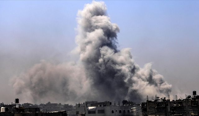 İsrail'in Gazze'de yerinden edilenlerin sığındığı okulu bombalaması sonucu 15 kişi öldü