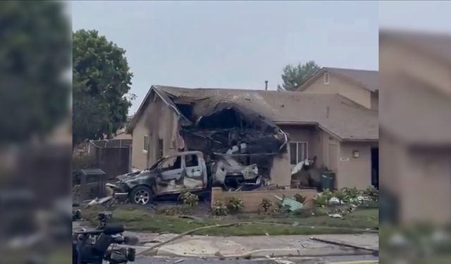 California’da küçük uçak yerleşim yerine düştü: En az 2 kişi öldü