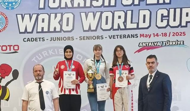 Antalya'da düzenlenen kick-boks turnuvasında Hala Sultan İlahiyat Koleji öğrencisi Öksüz dünya ikincisi oldu
