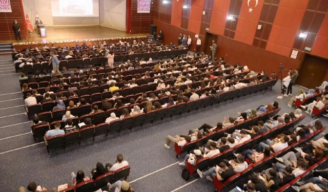 Öztürkler Mardin’de konferans verdi: “Haritalar kalemle çizilir, sınırlar irade ile korunur”