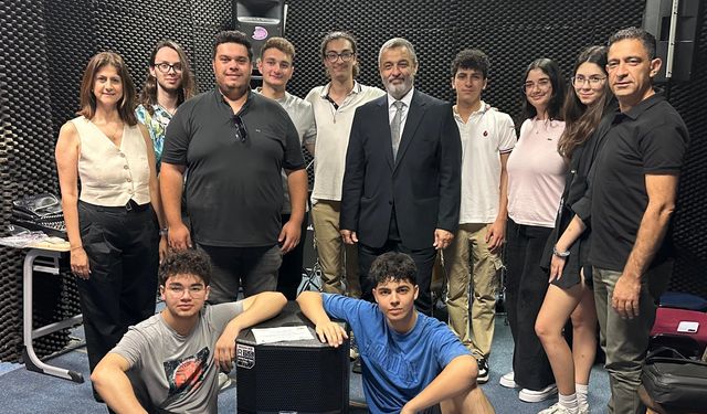 Telsim Freezone 11. Liselerarası Müzik Yarışması birincisi Levent College'e büyük ödülü teslim edildi