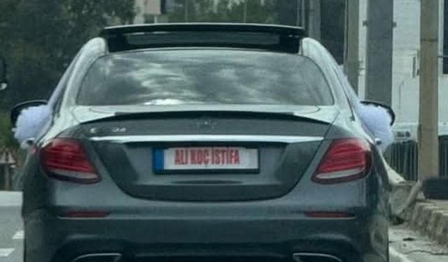 Gelin arabasının arka plakasına "Ali Koç istifa" yazdı