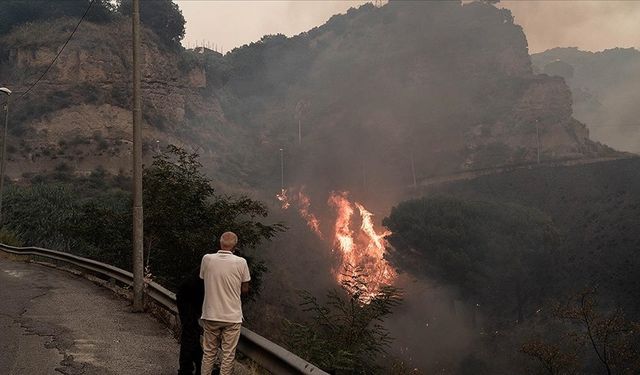 İtalya'nın Sardinya adasında makilik alandaki yangın nedeniyle bazı evler tahliye edildi