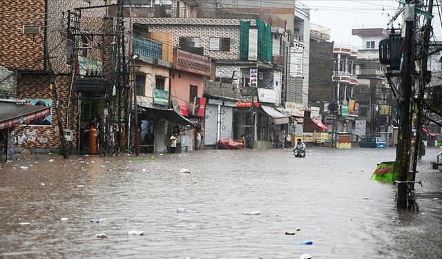 Pakistan'da etkili olan muson yağmurları sonucu ölenlerin sayısı 299'a yükseldi