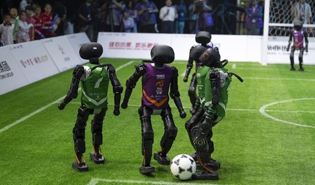 Çin'de yapay zeka destekli insansı robotlar beşerli takımlar halinde futbol maçı yaptı