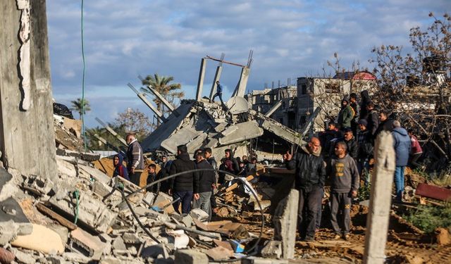 İsrail, ateşkese rağmen Gazze’nin farklı bölgelerini bombalamayı sürdürdü