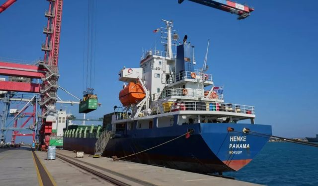 Filistin’e gönderilen yardım gemisi İsrail limanı açıklarında beklemede