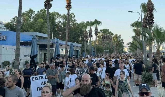 Limasol yangını için ilk protesto yürüyüşü Limasol'da düzenlendi