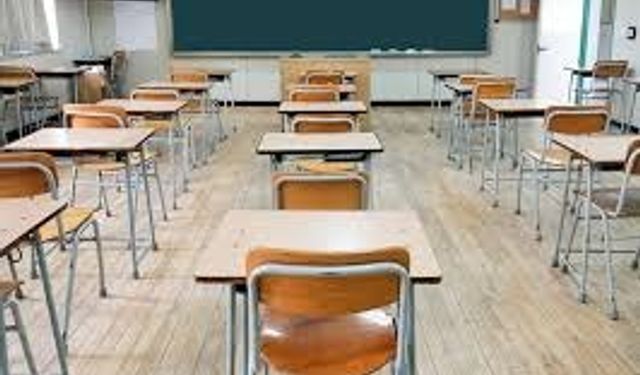 Öğrenciler klima eksikliğini derse girmeyerek protesto etti