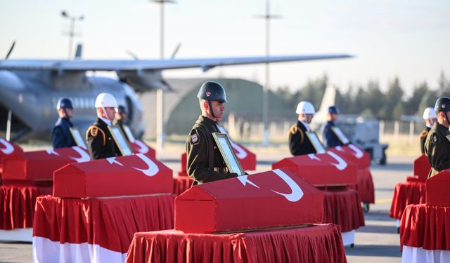 Azerbaycan-Gürcistan sınırında düşen uçakta şehit olan askerler için Ankara'da tören düzenlendi