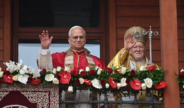 Papa 14. Leo, Aya Yorgi Kilisesi'ndeki ayine katıldı