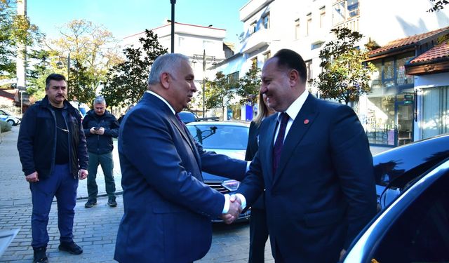 Öztürkler, Trabzon temasları çerçevesinde Valilik ve Büyükşehir Belediye Başkanlığı’nı ziyaret etti