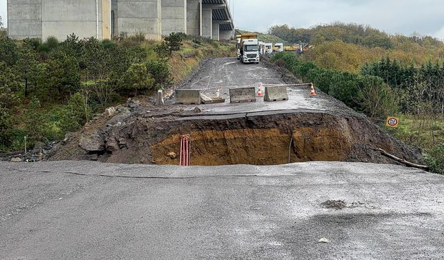 İstanbul Sarıyer'de sağanak yağış nedeniyle yol çöktü