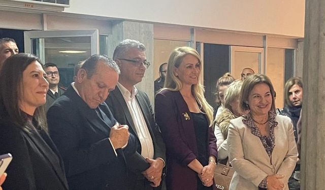 ressam Özden Selenge’nin sergisi , Tufan Erhürman ve Fikri Ataoğlu tarafından açıldı