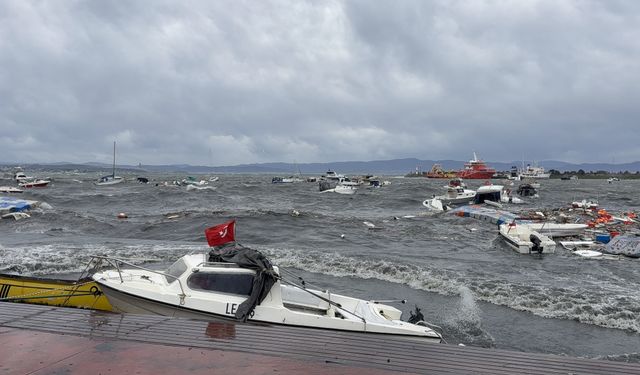 İstanbul ve İzmir'de fırtına: Deniz seferleri iptal edildi
