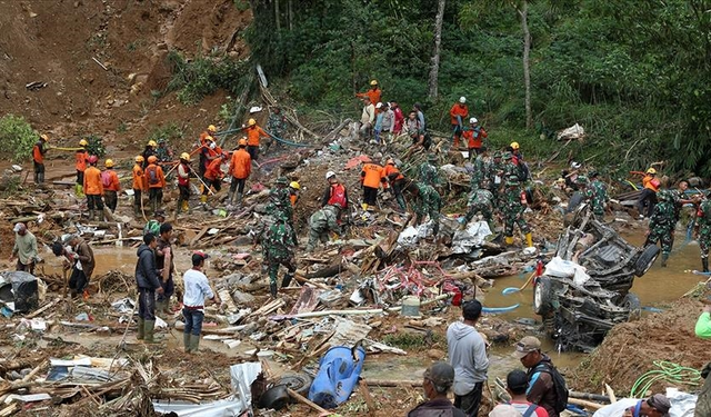 Endonezya'da toprak kayması: 25 ölü