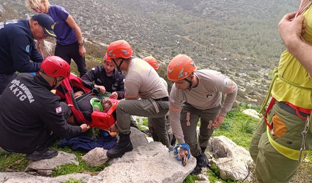 Dağa tırmanış yaparken düşüp yaralanan kişi itfaiye ve Sivil Savunma ekiplerince kurtarıldı