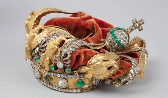 Louvre Müzesi soygunda düşürülen tacı ilk kez paylaştı