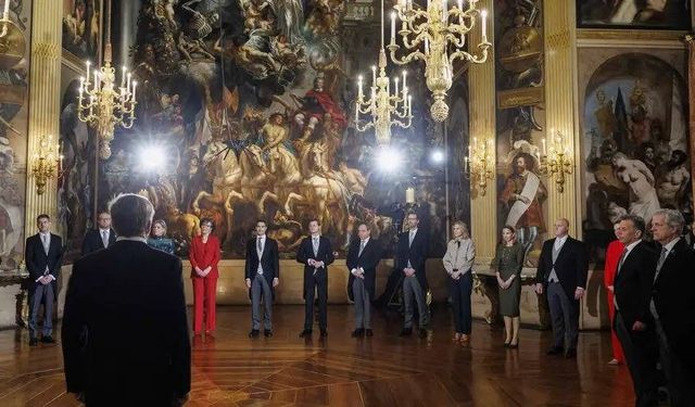 Hollanda'da yeni hükümet göreve başladı