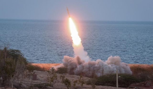 İran, Arap ülkelerindeki ABD üsleri ve kritik noktalara 2 haftada en az 917 füze saldırısı düzenledi