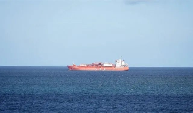 Hürmüz Boğazı'ndan İran'a ait olmayan ilk ham petrol tankeri geçti